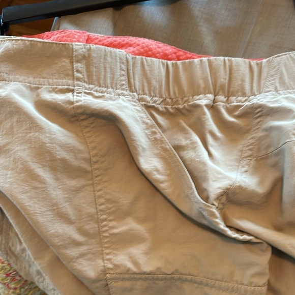 Women’s LL Bean 16 tan cargo shorts 6 pockets-2 hook/loop 2 zip partial elastic - Picture 9 of 9